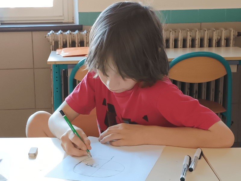 Petit garçon qui apprend à dessiner 