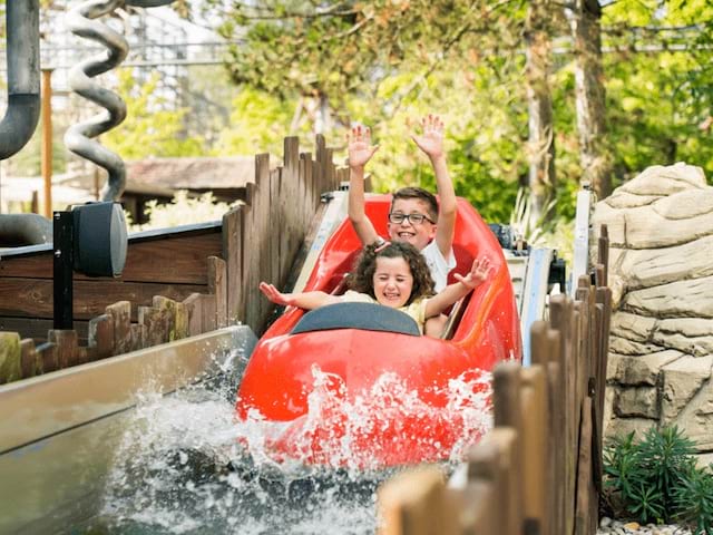 Jeunes qui s'amusent au parc Walibi durant les vacances d'automne