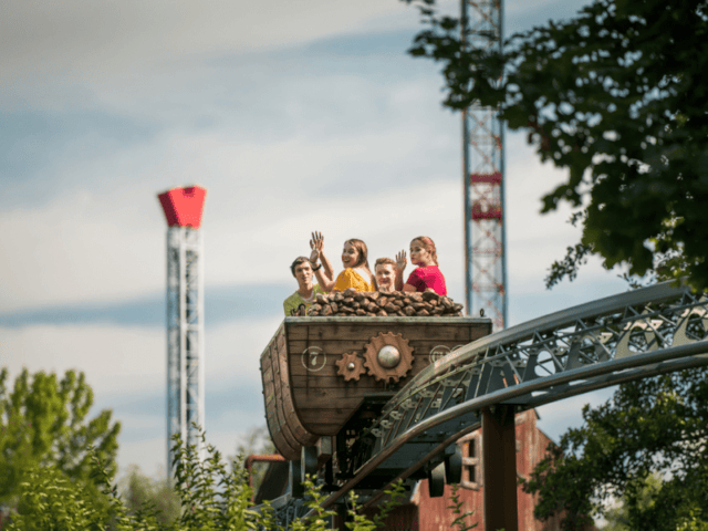 Manège à Walibi où les jeunes s'amusent en colo Construction Block de l'automne