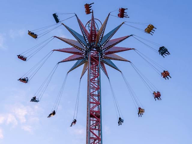 Vue sur un manège de Walibi où les jeunes pourront s'amuser lors de leur colonie de vacances de la Toussaint