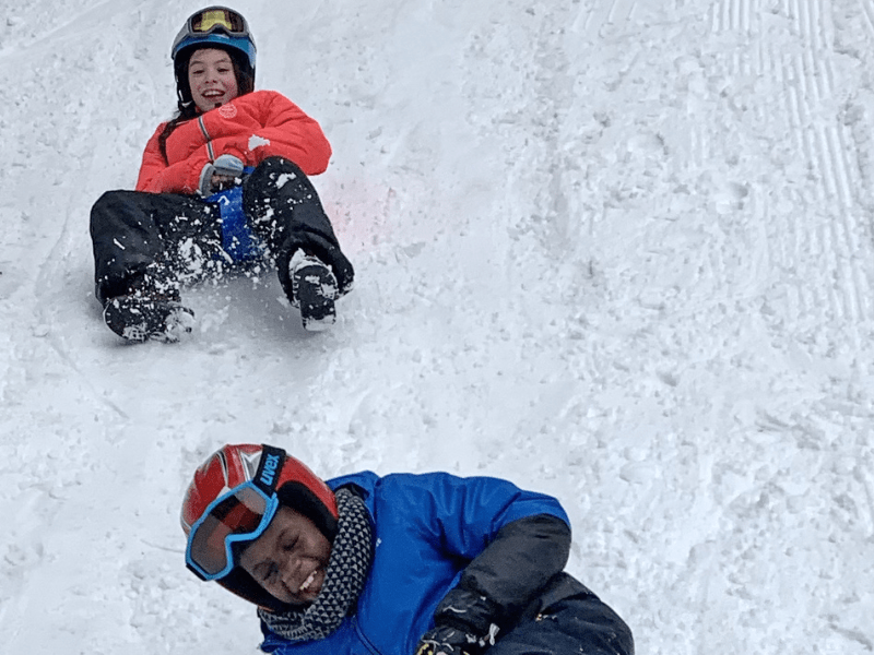 Deux jeunes qui s'amusent en colonie de vacances cet hiver Premières Neiges