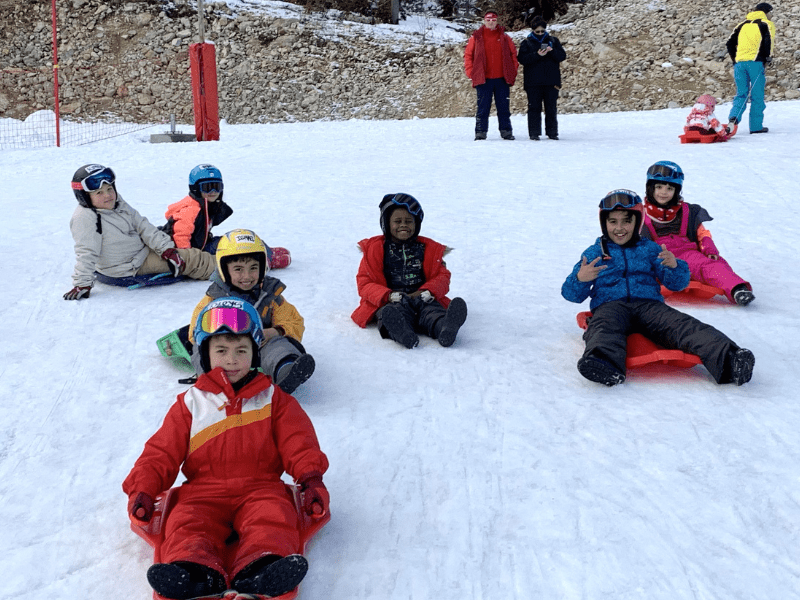 Groupe de jeunes enfants en colonie de vacances Premières Neiges cet hiver