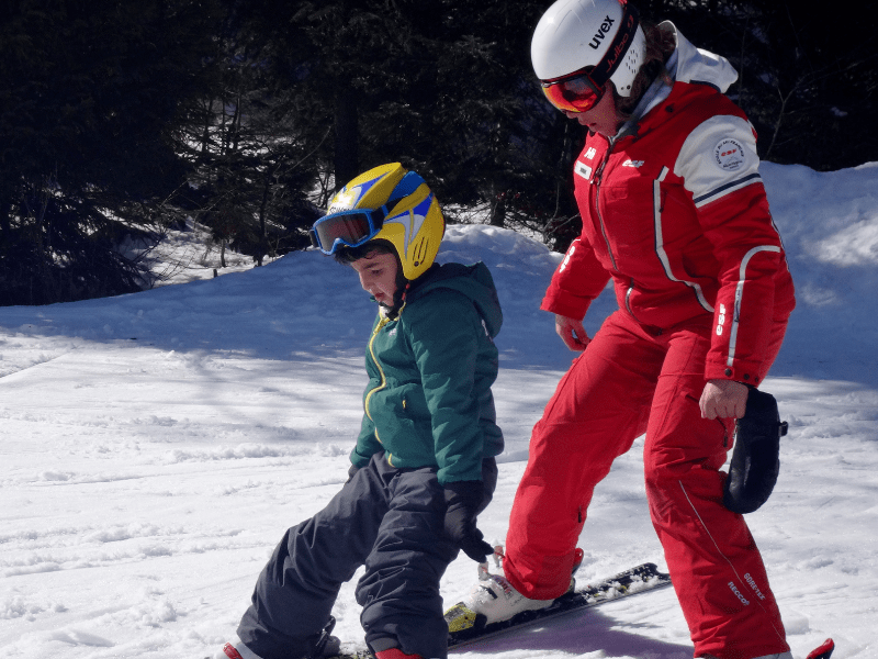 Jeunes enfants qui skient en colonie de vacances Premières Neiges cet hiver