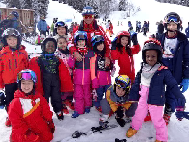 Groupe de jeunes en colonie de vacances à la neige cet hiver