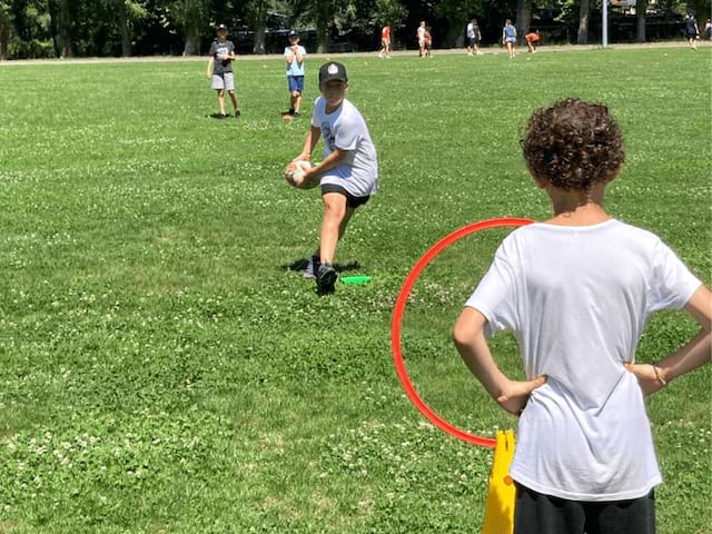 Equipe de rugby en colo de vacances pour les jeunes de 8 à 16 ans durant l'automne