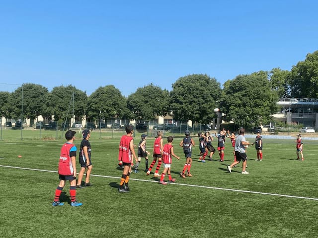 Joueurs de rugby qui profitent de leurs vacances de la Toussaint en colo sportive