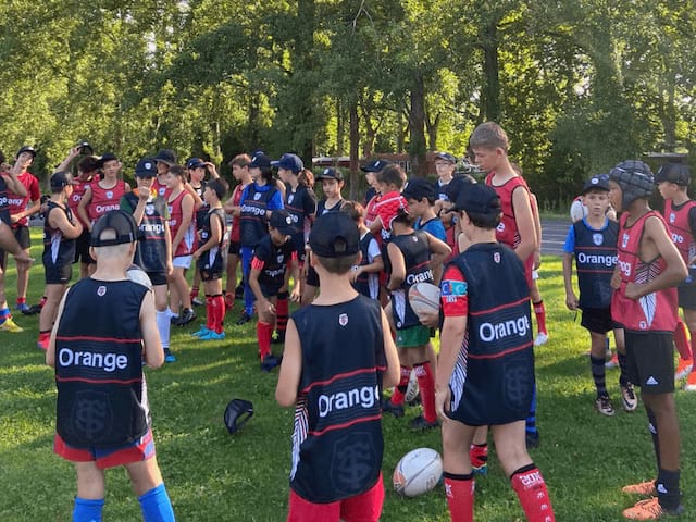 Equipe de rugby en colo de vacances pour les jeunes de 8 à 16 ans durant l'automne
