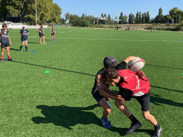 Ados qui s'exercent au rugby durant leur colo de vacances sportives durant l'automne