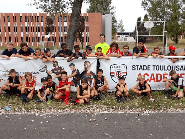Equipe de rugby en colo de vacances pour les jeunes de 8 à 16 ans durant l'automne