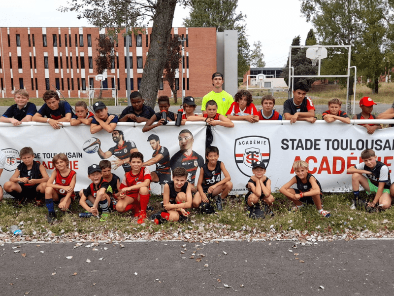 Equipe de rugby en colo de vacances pour les jeunes de 8 à 16 ans durant l'automne