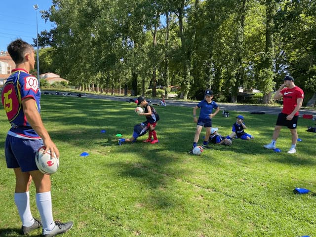 Equipe de rugby en colo de vacances pour les jeunes de 8 à 16 ans durant l'automne