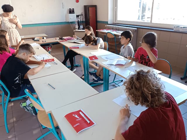 Groupe de jeunes en colonie de vacances manga durant le printemps 