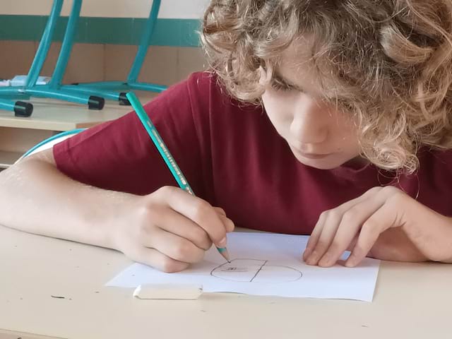 Jeune en colonie de vacances Manga durant le printemps