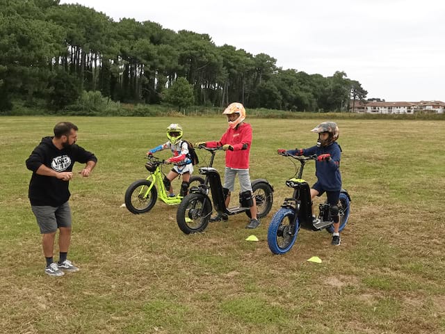 Prés ados de 13 ans qui s'amusent en colo de vacances Trottinette électrique cet automne