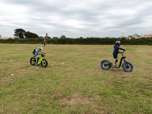 Jeunes en colo de vacances cet automne qui s'amuse durant les sessions de trottinette électrique cet automne