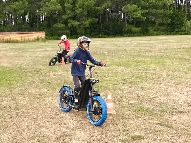 Jeunes en colo qui s'essayent à la trott électrique cet automne