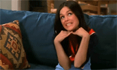 Gif d'une jeune femme rêveuse