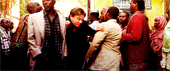 Gif de Leonardo Di Caprio qui coure dans la foule