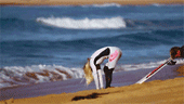 Gif adolescente en tenue de surf prête à affronter la vague