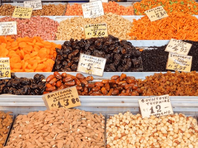 Stand sur un marché grec où les jeunes se sont baladés en colonie de vacances cet hiver 