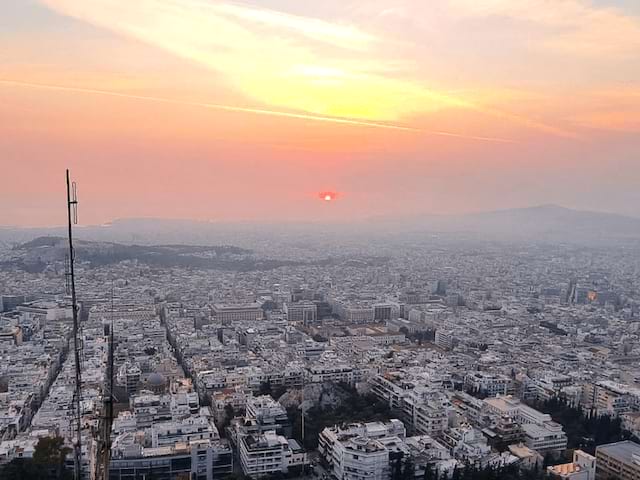 Belle vue en Grèce avec le coucher de soleil et la vue sur la ville