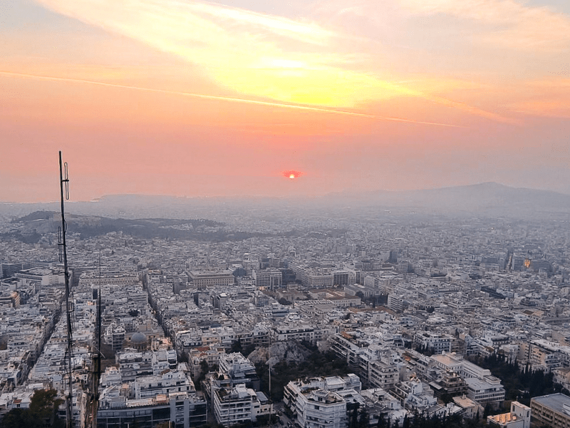 Belle vue en Grèce avec le coucher de soleil et la vue sur la ville