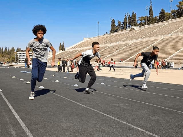 Course improvisée par les ados au Stade Panathénaïque à Athènes durant leur colo de vacances en Grèce cet hiver