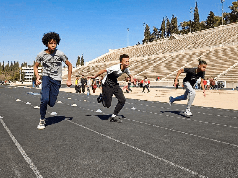 Course improvisée par les ados au Stade Panathénaïque à Athènes durant leur colo de vacances en Grèce cet hiver