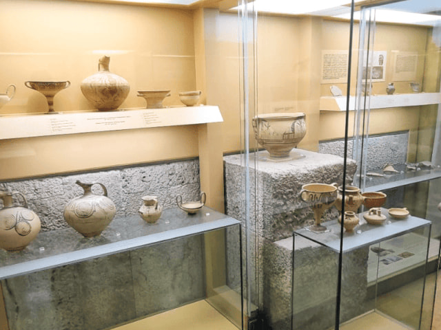 Visite d'un musée avec des vases antiques en colo de vacances à Athènes cet hiver