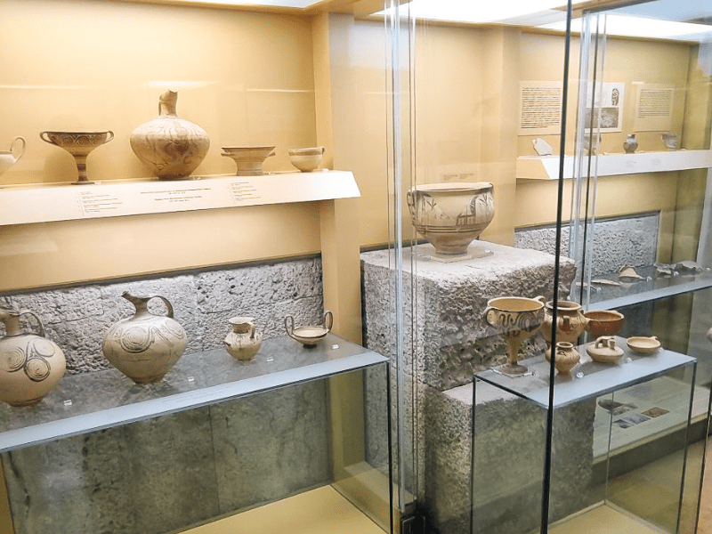 Visite d'un musée avec des vases antiques en colo de vacances à Athènes cet hiver