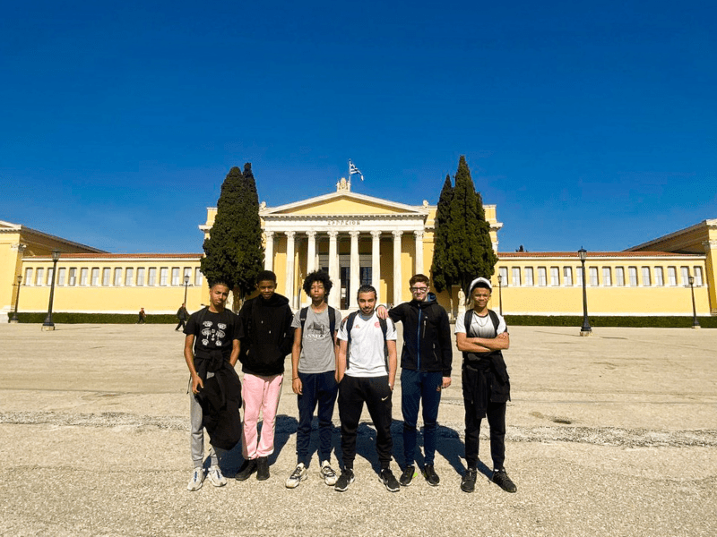 Groupe d'ados en colo de vacances en Grèce à Athènes cet hiver