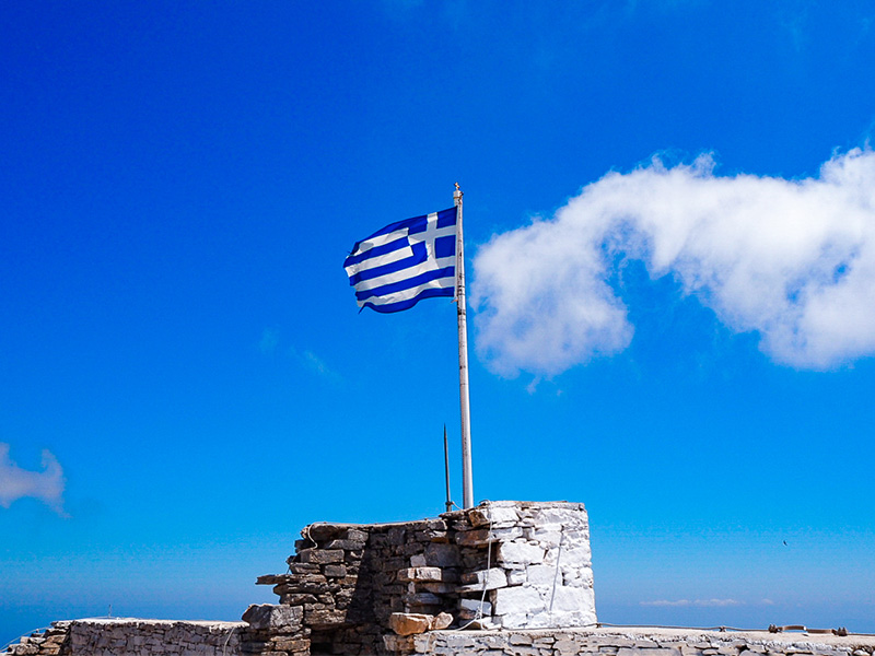 Drapeau grec en colo de vacances en Grèce cet hiver