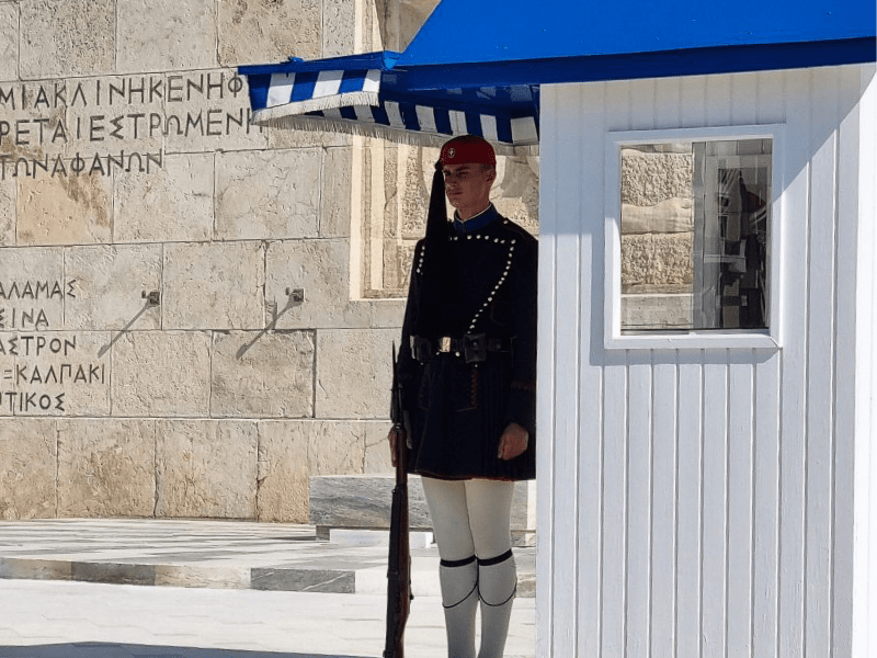 Garde grec observé en colonie de vacances en Grèce pour ados cet hiver