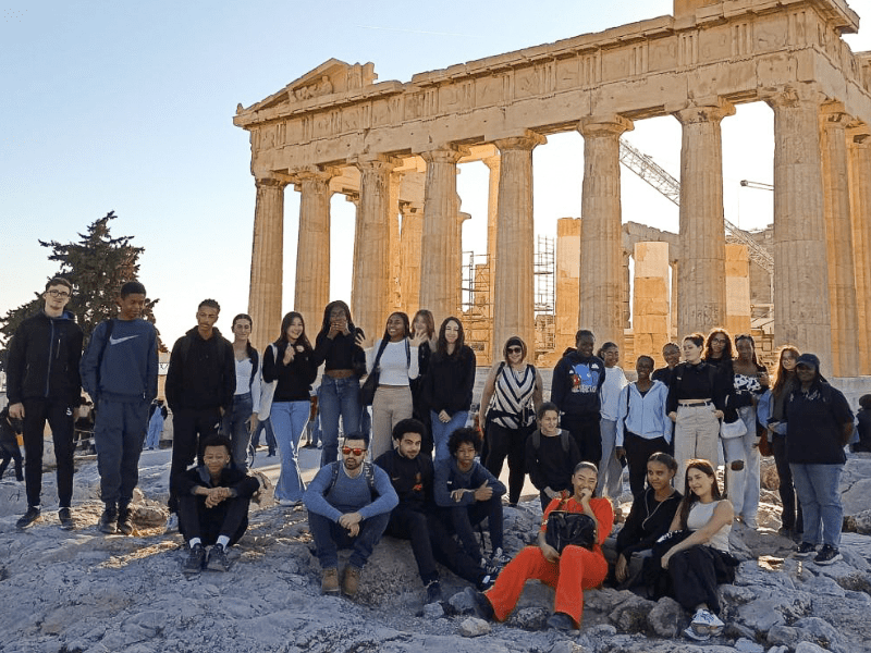 Groupe d'ados en colo de vacances en Grèce cet hiver