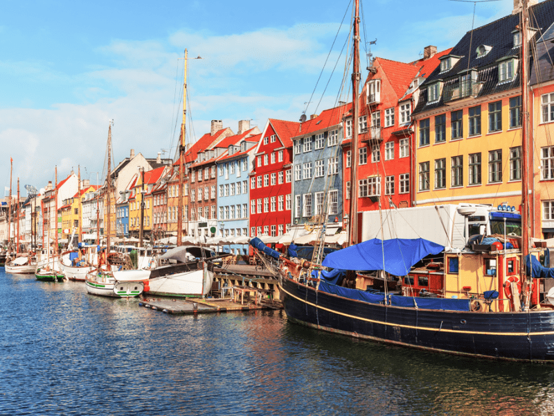 Vue sur les façades colorées de Copenhague en colo de vacances cet hiver