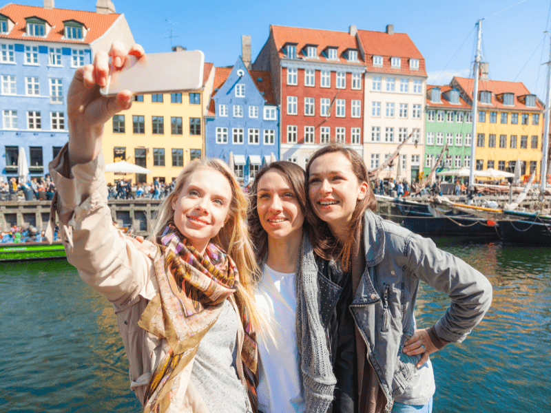 Selfie devant les murs colorés et typiques de Copenhague cet hiver en colo