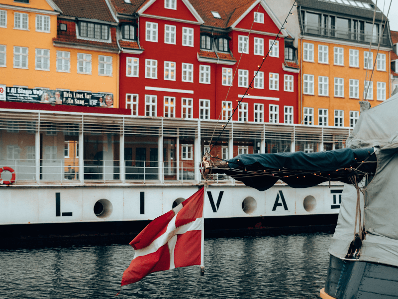 Façades colorées à Copenhague au Danemark où les jeunes sont partis en colo de vacances