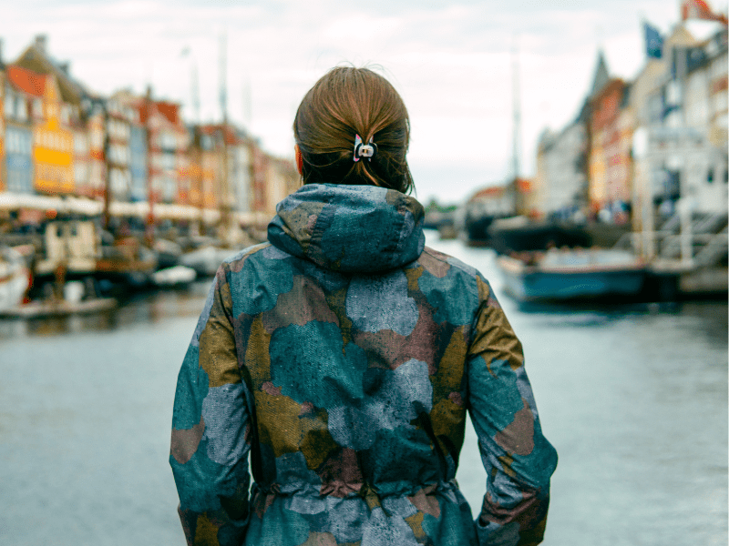Jeune ado qui admire la vue depuis un pont de Copenhague au Danemark en colo de vacances