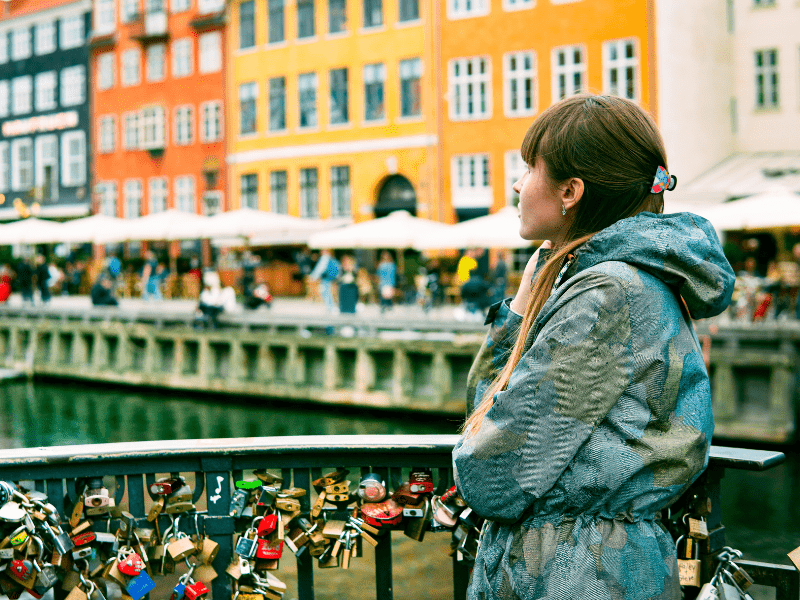 Ado en colo de vacances à Copenhague en février qui admire la vue