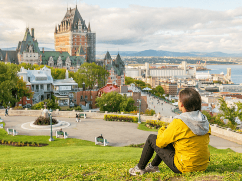 Jeune fille au Quebec qui profite de la jolie vue sur la ville et de sa colo de vacances