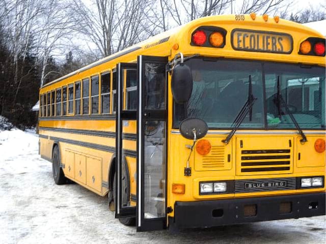 Bus d'écolier au Canada observé en colo de vacances