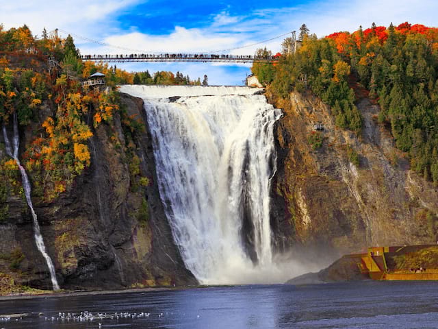Vue sur la Chute Montmorency au Quebec au Canada en colo de vacances