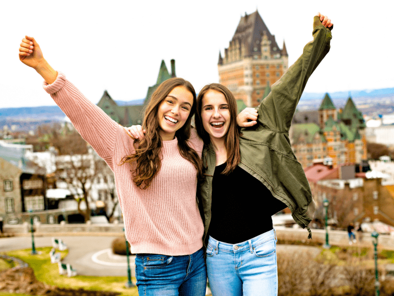Deux jeunes filles en colonie de vacances cet automne au Canada