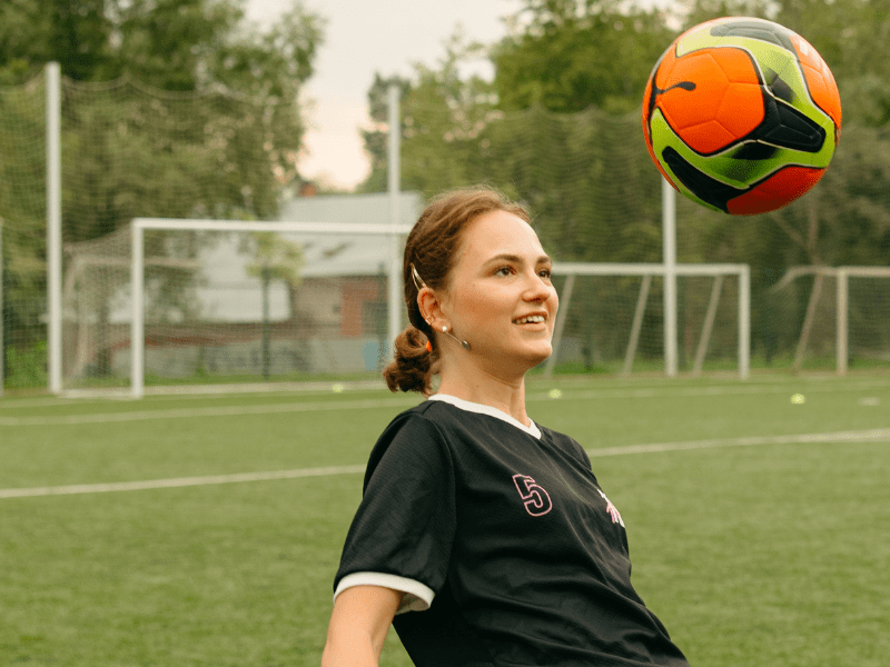 Ado qui fait du foot en colonie de vacances multi activités ce printemps