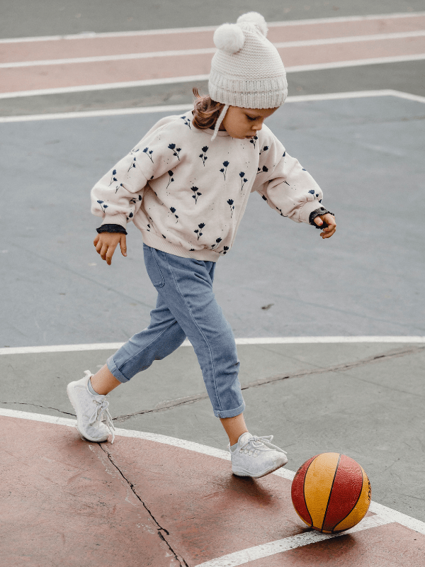 Enfant qui joue au football durant sa colo de vacances cet hiver