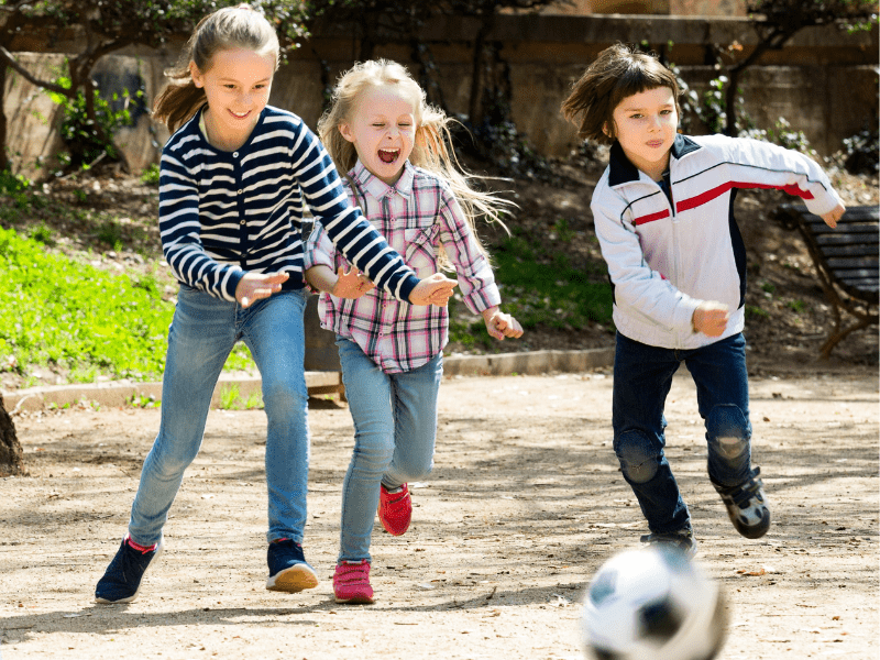 Groupe d'enfants qui joue au foot en colo de vacances multi activités cet hiver