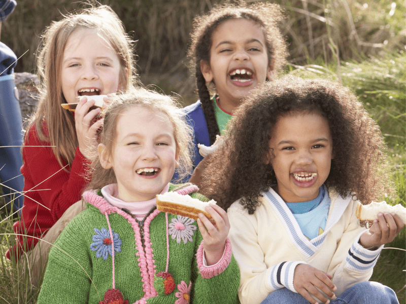 Jeunes filles qui rient et profitent de leur colo de vacances cet hiver