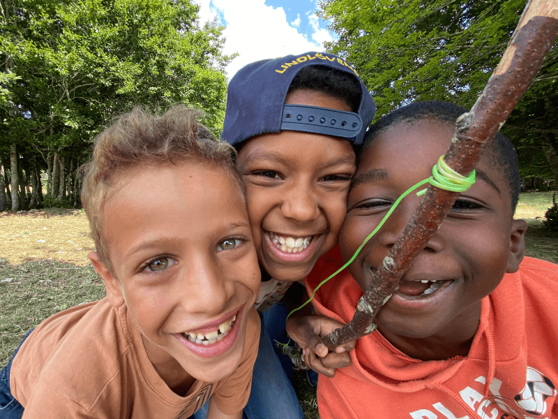 Groupe d'enfants en colonie de vacances multi activités durant les vacances du printemps