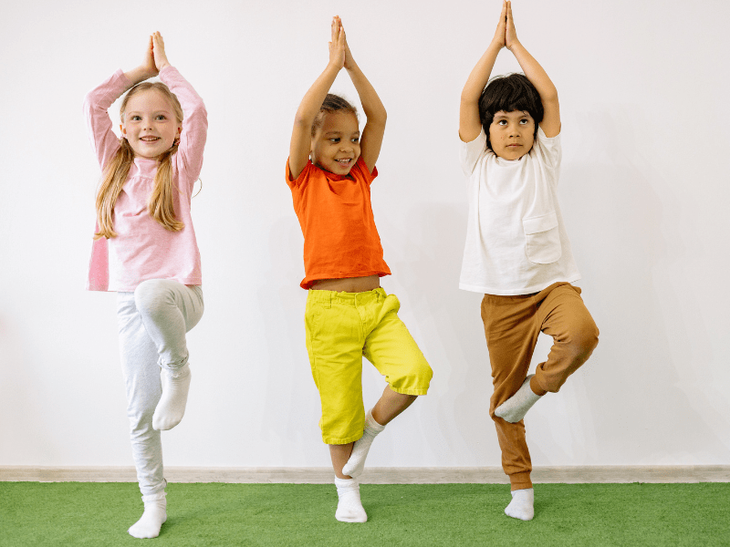 Enfants qui se détendent et font du yoga durant leur colo de vacances cet hiver