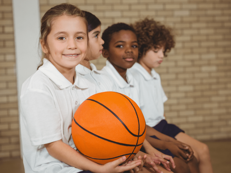 Groupe de jeunes qui jouent au basket durant leur colo de vacances cet hiver